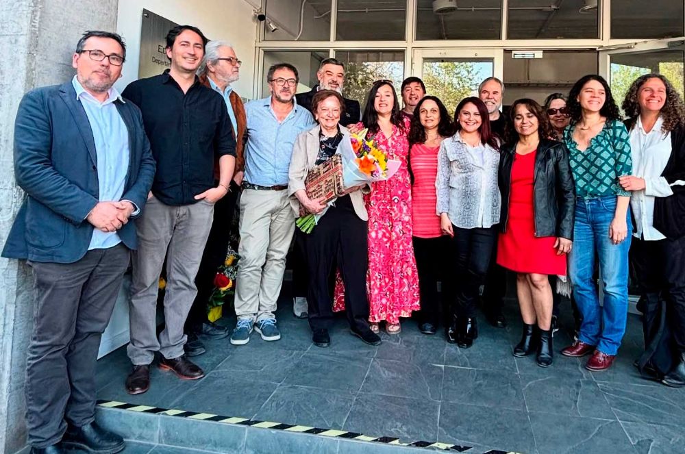 El Vicerrector de Asuntos Académicos, Claudio Pastenes y la Dra. Mary Kalin, académica del Departamento de Ciencias Ecológicas durante la inauguración de la placa conmemorativa